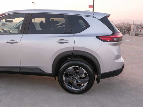 Used 2025 Nissan Rogue SV AWD/4WD image 8
