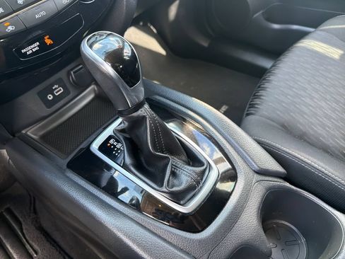 Used 2018 Nissan Rogue SV w/ Premium Package FWD image 41