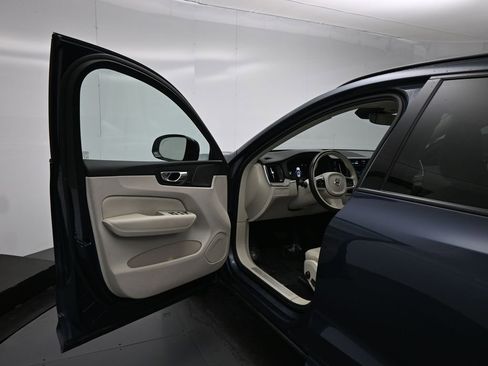 Used 2023 Volvo XC60 B5 Plus image 8