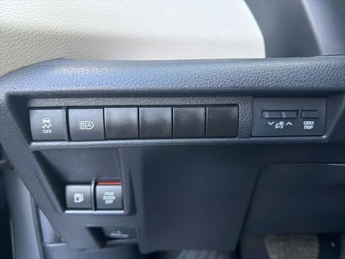 Used 2024 Toyota Sienna Limited image 27