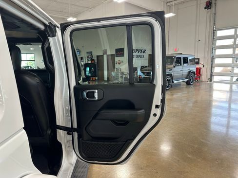 Used 2022 Jeep Wrangler Unlimited Sahara image 38