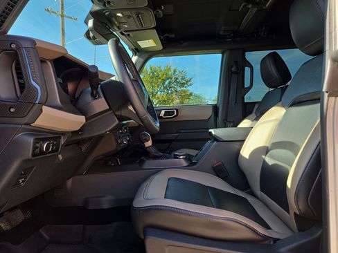 Used 2024 Ford Bronco Wildtrak image 16