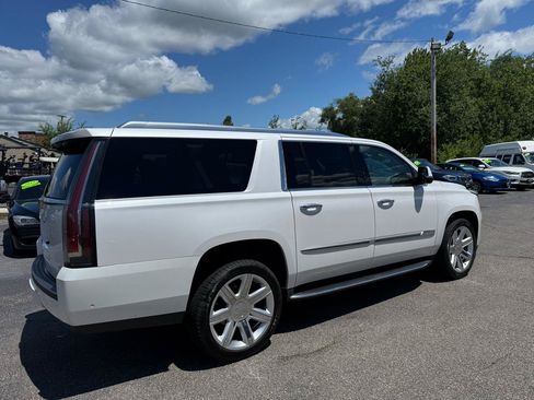 Used 2017 Cadillac Escalade ESV Premium Luxury AWD/4WD image 11