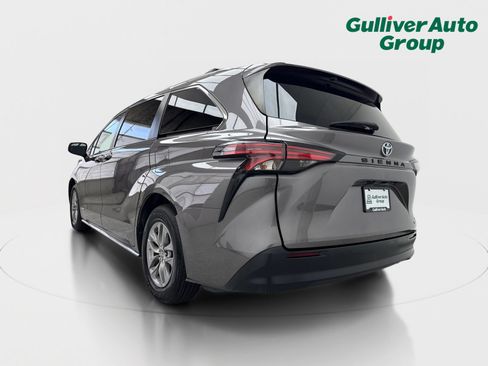 Used 2021 Toyota Sienna LE FWD image 5