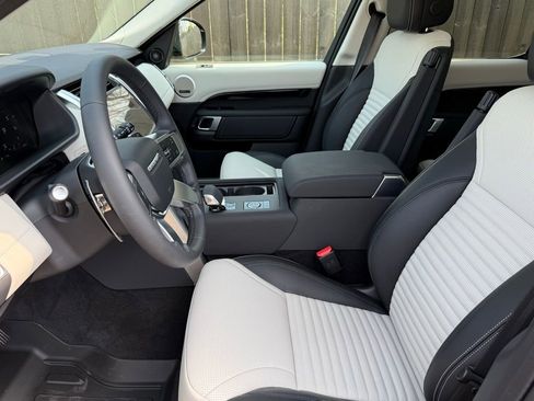 Used 2025 Land Rover Discovery S image 11