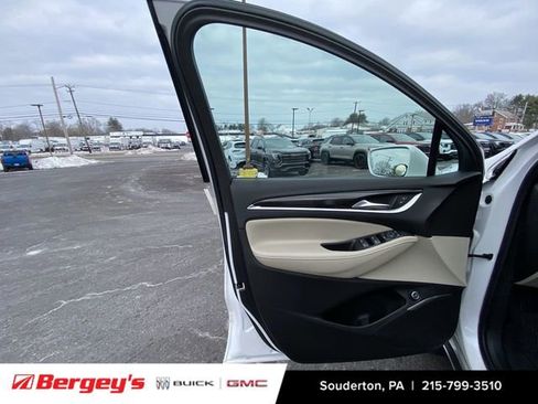 Used 2018 Buick Enclave Essence image 25