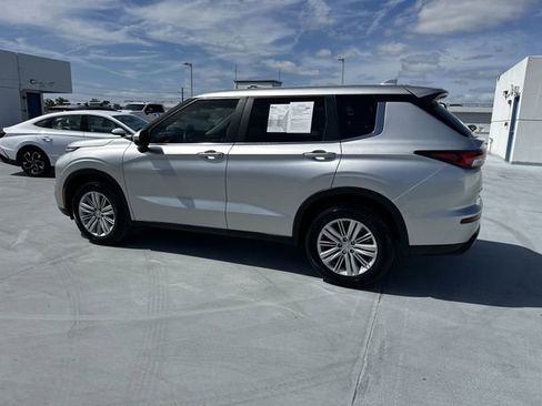 Used 2024 Mitsubishi Outlander ES FWD image 16