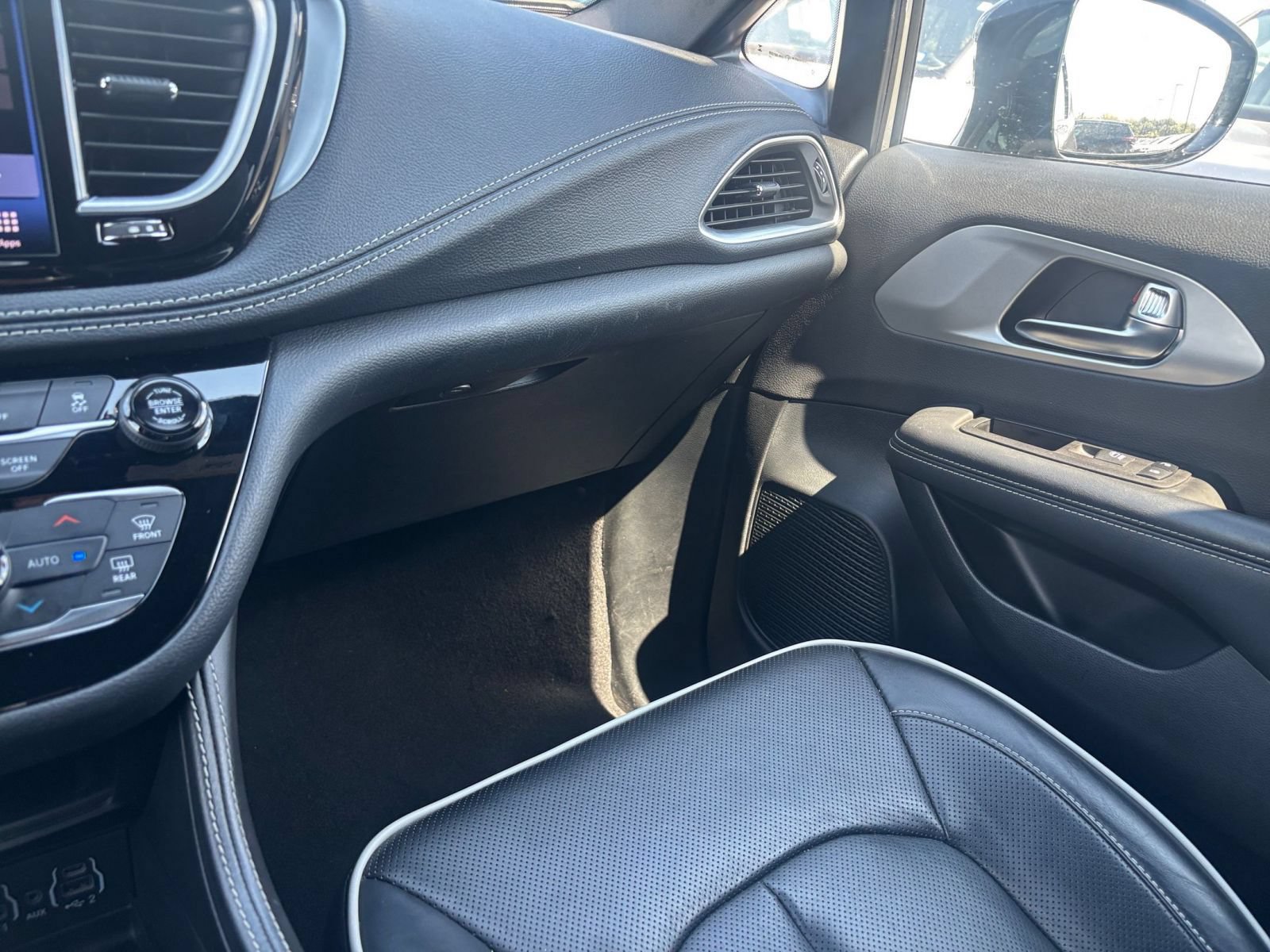 Used 2025 Chrysler Pacifica Limited FWD image 39