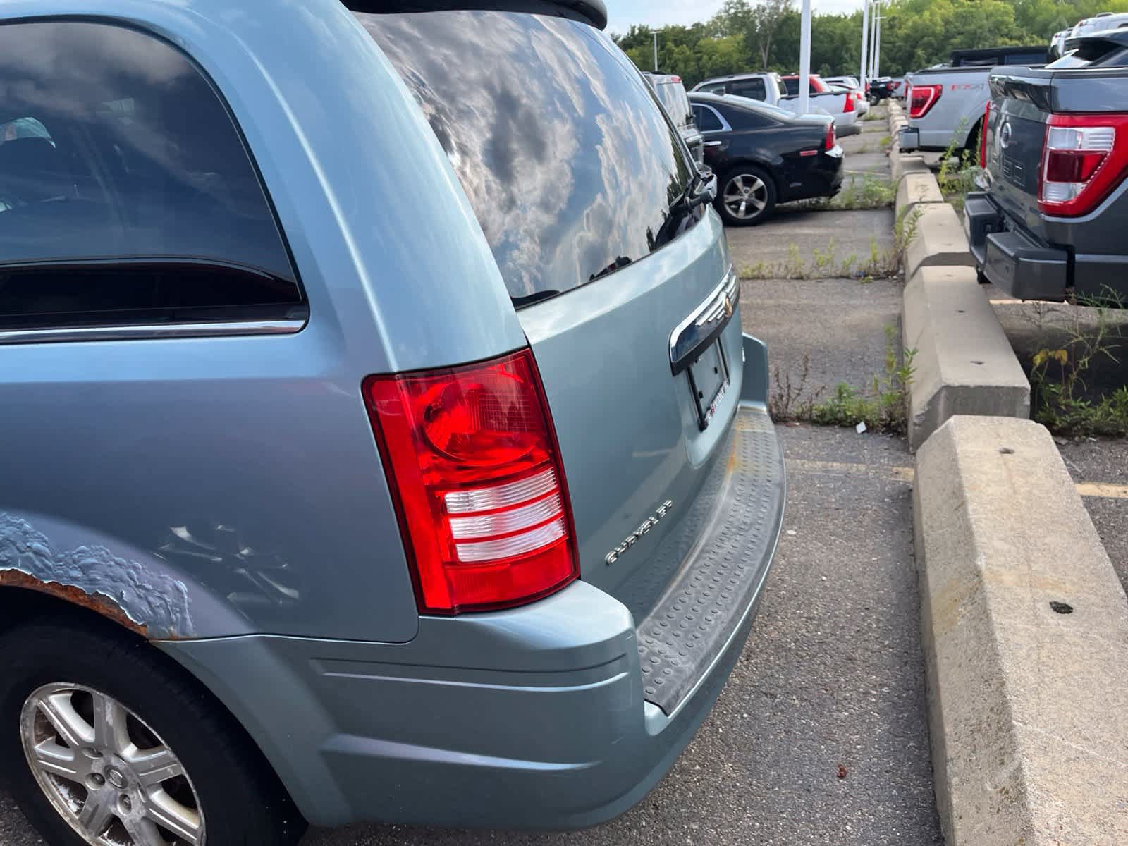 Used 2009 Chrysler Town & Country Touring w/ Family Value Group FWD image 7