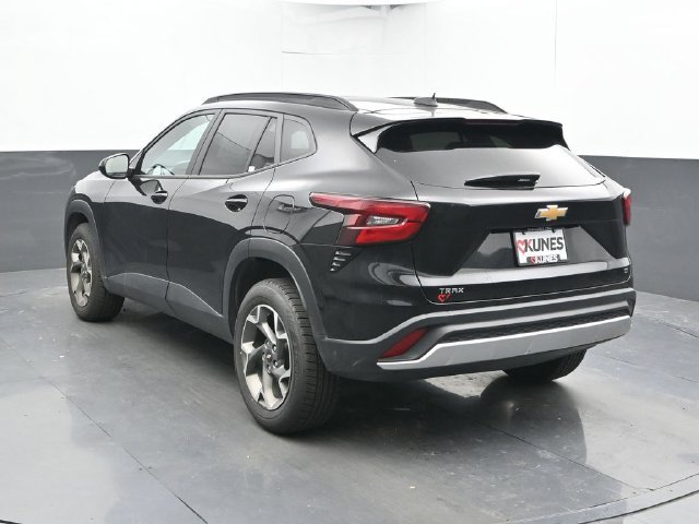 Used 2025 Chevrolet Trax LT FWD image 11