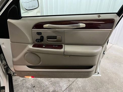 Used 2005 Lincoln Town Car Signature Limited RWD image 24