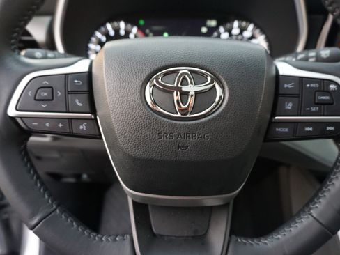 Used 2023 Toyota Highlander XLE image 9
