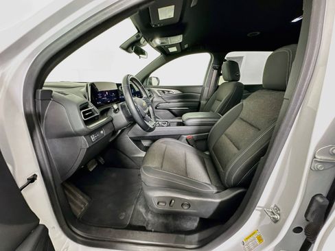 Used 2025 Chevrolet Traverse LT FWD image 13