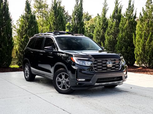 Used 2024 Honda Passport TrailSport image 2