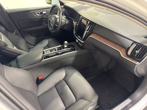 Used 2024 Volvo V60 B5 Cross Country Plus image 27