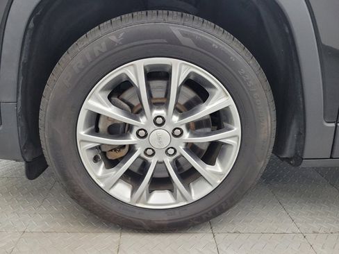 Used 2019 Jeep Cherokee Latitude Plus FWD image 31