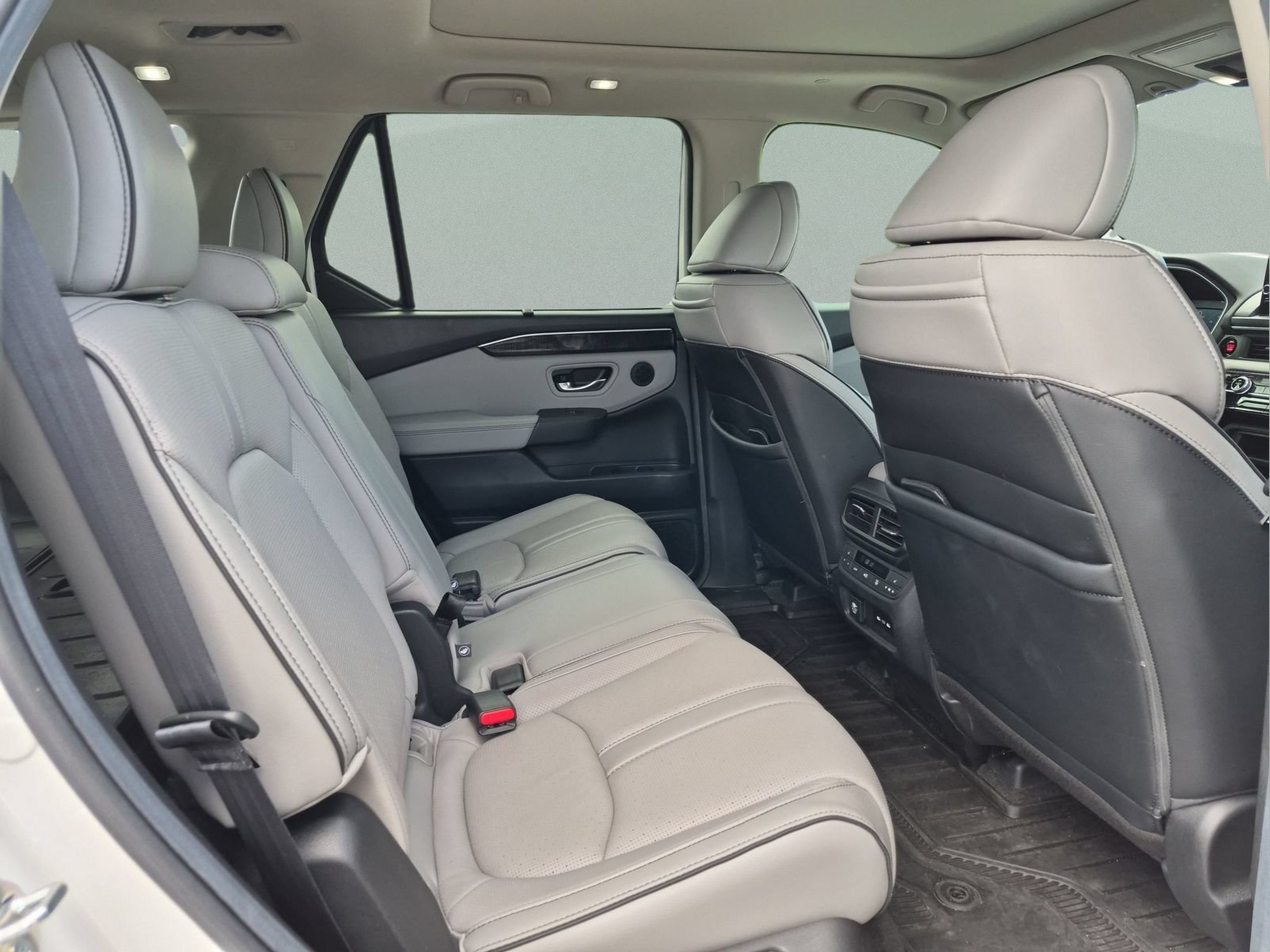 Used 2025 Honda Pilot Elite image 18
