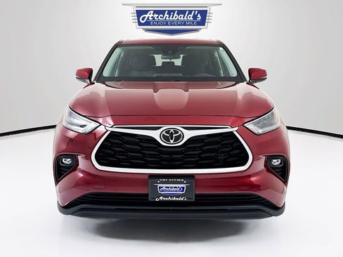 Used 2023 Toyota Highlander LE image 2
