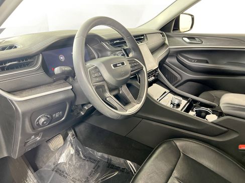 Used 2023 Jeep Grand Cherokee L Limited w/ Black Appearance Package AWD/4WD image 9