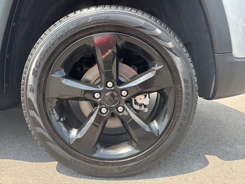 Used 2024 Jeep Grand Cherokee Limited w/ Black Appearance Package image 14