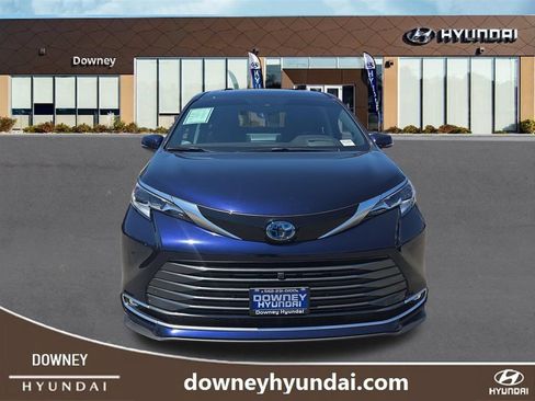 Used 2021 Toyota Sienna Platinum FWD image 8