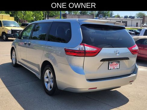 Used 2019 Toyota Sienna L w/ Carpet Mat Package FWD image 3