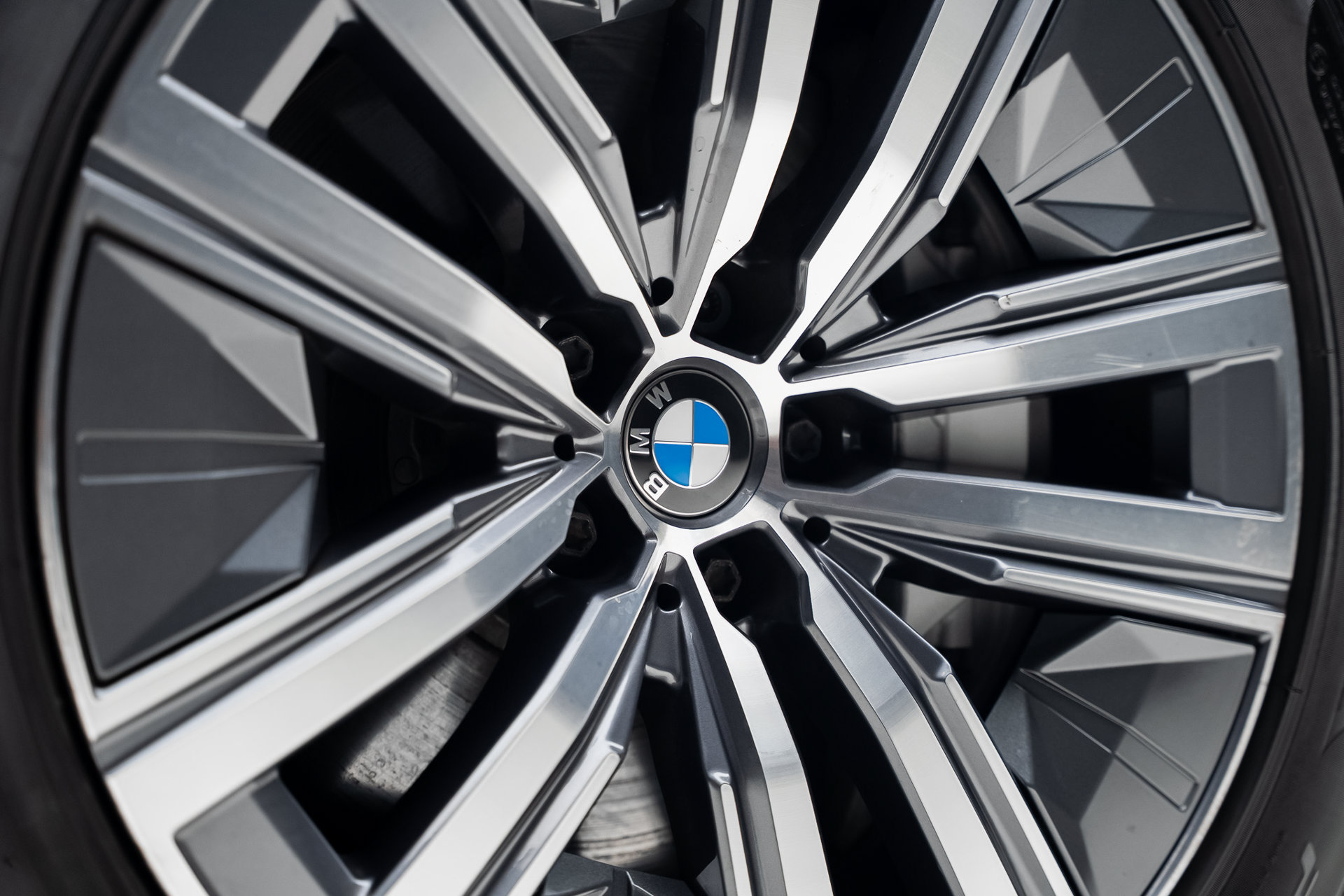 Used 2024 BMW i7 eDrive50 w/ Executive Package RWD image 23