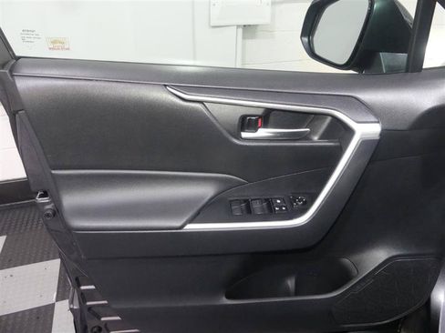 Used 2021 Toyota RAV4 XLE w/ Convenience Package AWD/4WD image 18