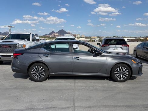 Used 2025 Nissan Altima 2.5 SV FWD image 3