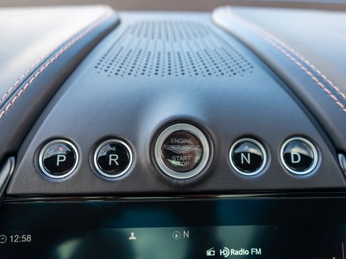 Used 2022 Aston Martin DBX image 19