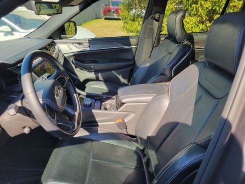 Used 2023 Jeep Grand Cherokee Overland w/ Adv Protech Group III image 8