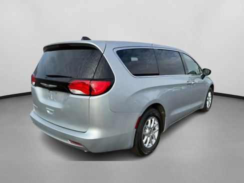 Used 2023 Chrysler Voyager LX image 7