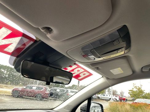 Used 2025 Kia Sorento S image 21