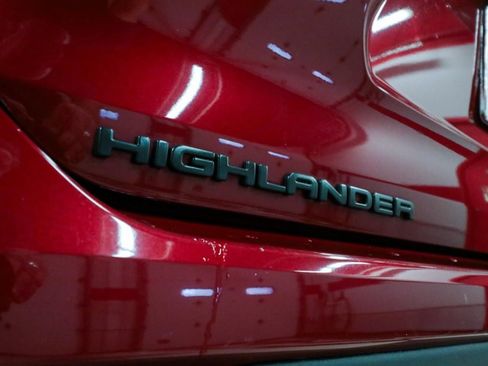 Used 2023 Toyota Highlander LE image 30