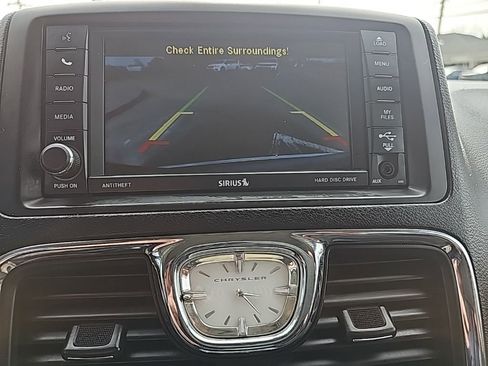 Used 2014 Chrysler Town & Country Touring-L image 42