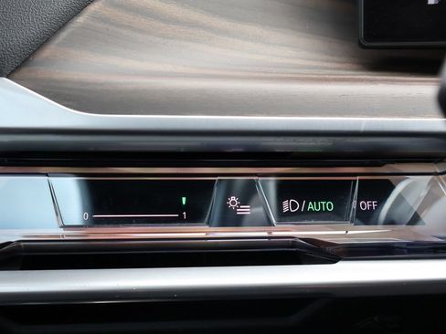 Used 2025 BMW 740i w/ Premium Package RWD image 43