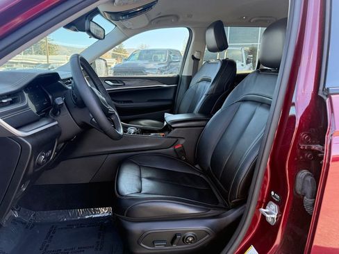 Used 2023 Jeep Grand Cherokee Limited w/ Black Appearance Package image 12