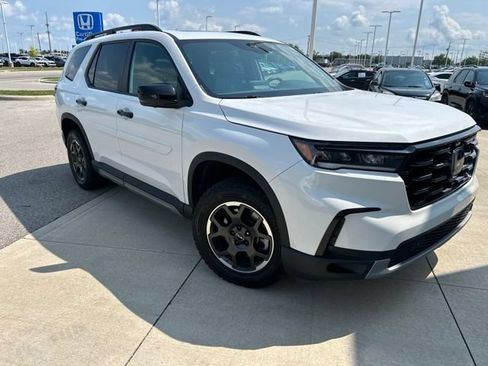 Used 2024 Honda Pilot TrailSport image 2