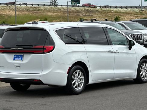 Used 2023 Chrysler Pacifica Touring-L FWD image 3