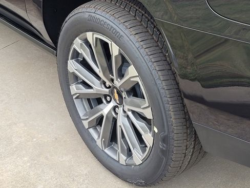 New 2026 Chevrolet Suburban High Country image 5