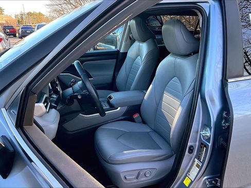 Used 2023 Toyota Highlander XLE image 9