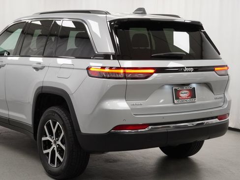 Used 2025 Jeep Grand Cherokee Limited AWD/4WD image 22