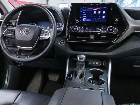 Used 2024 Toyota Highlander XLE FWD image 24