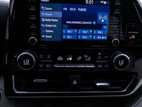 Used 2021 Toyota Highlander XLE AWD/4WD image 27