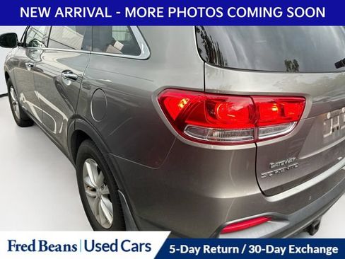 Used 2017 Kia Sorento AWD w/ LX V6 Convenience Package image 4