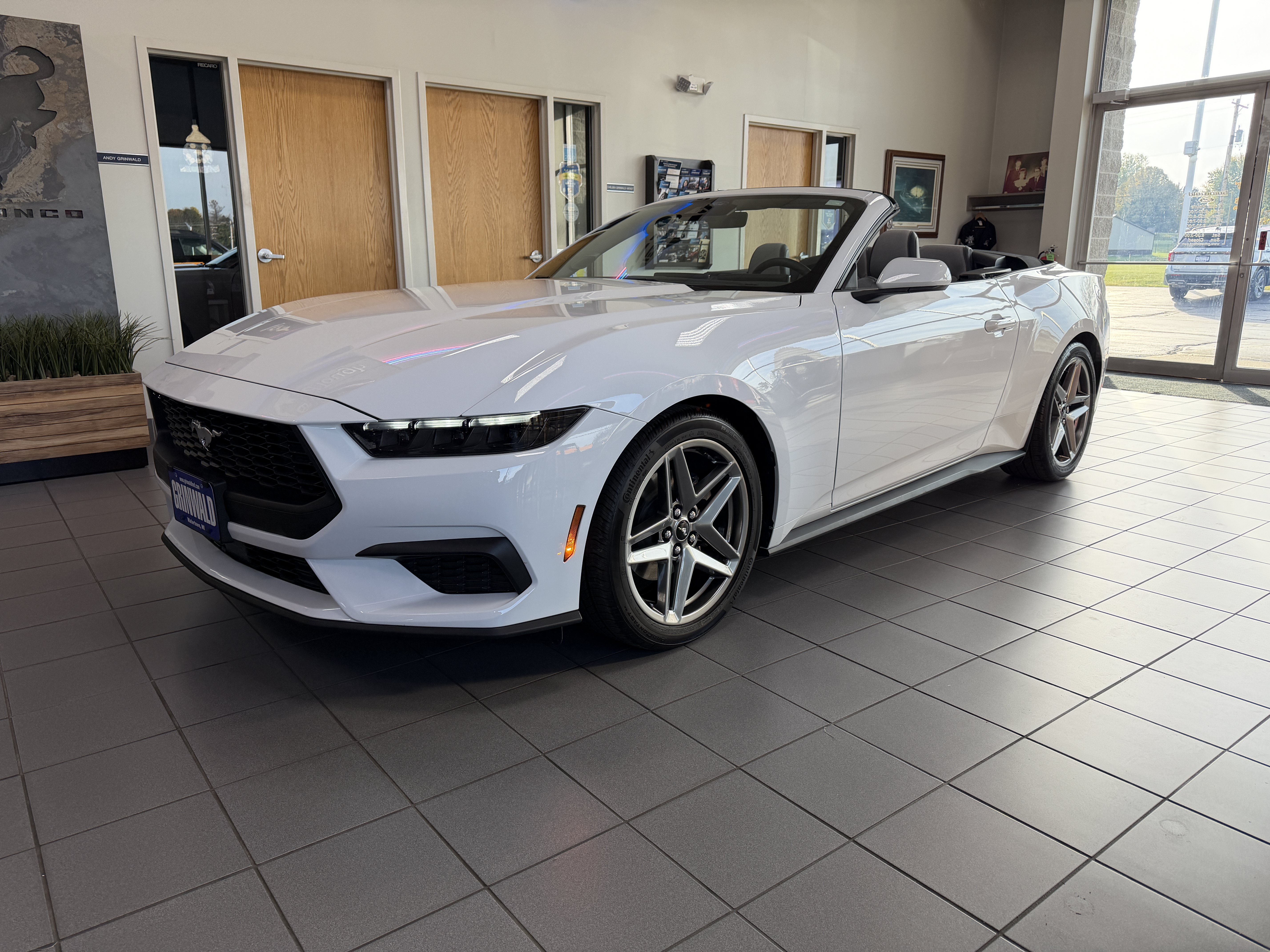 Used 2025 Ford Mustang Convertible RWD image 2