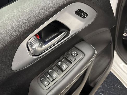 Used 2024 Chrysler Pacifica Select image 27