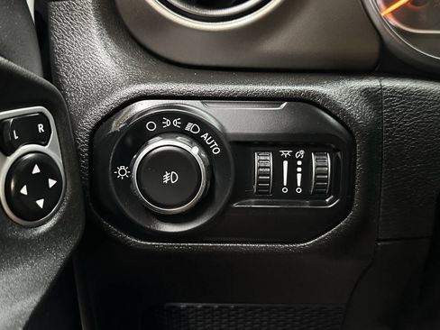 Used 2018 Jeep Wrangler Unlimited Sport S AWD/4WD image 25