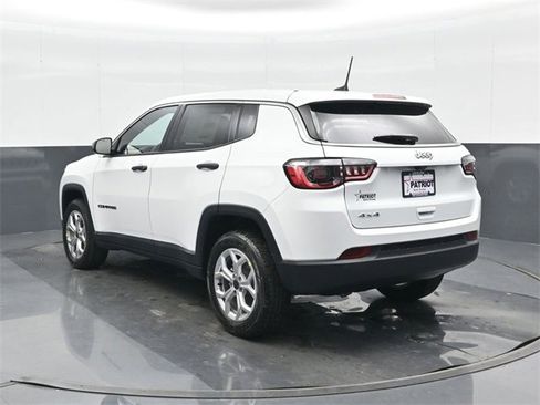 Used 2025 Jeep Compass Sport image 2