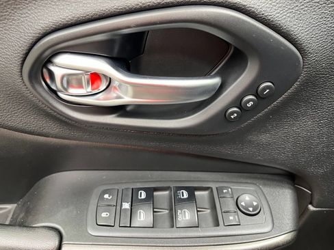 Used 2019 Jeep Cherokee Trailhawk AWD/4WD image 9